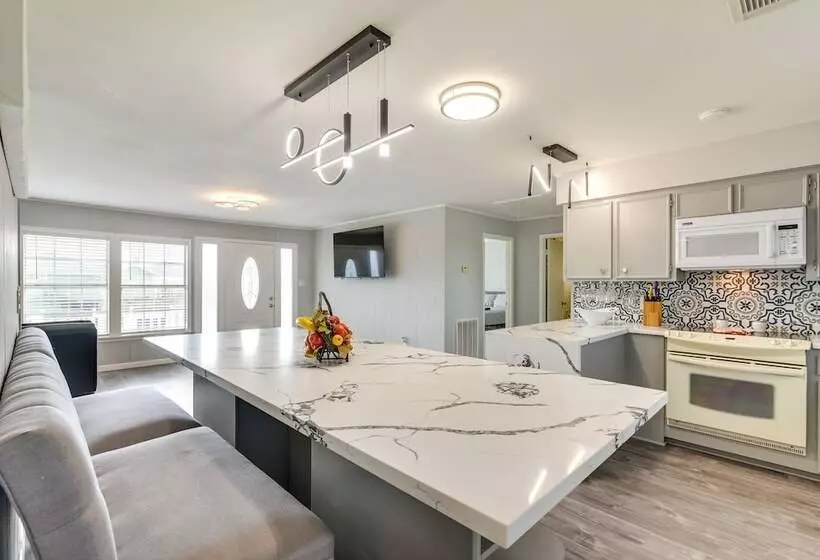 Pet Friendly Freeport Beach House W/ Covered Patio