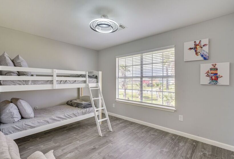 Pet Friendly Freeport Beach House W/ Covered Patio