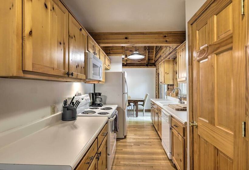 Pet Friendly Lake Oconee Cabin W/ Boat Dock!