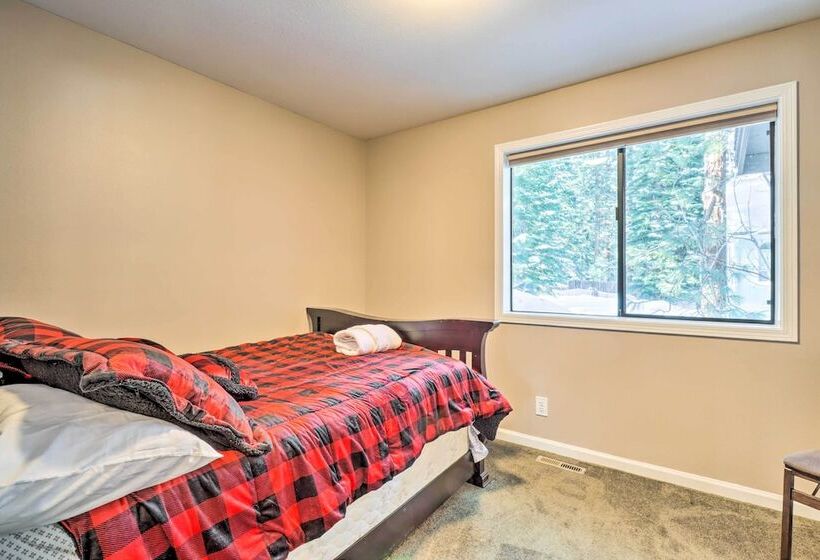 Pet Friendly Stateline Home < 2 Mi To Lake Tahoe!
