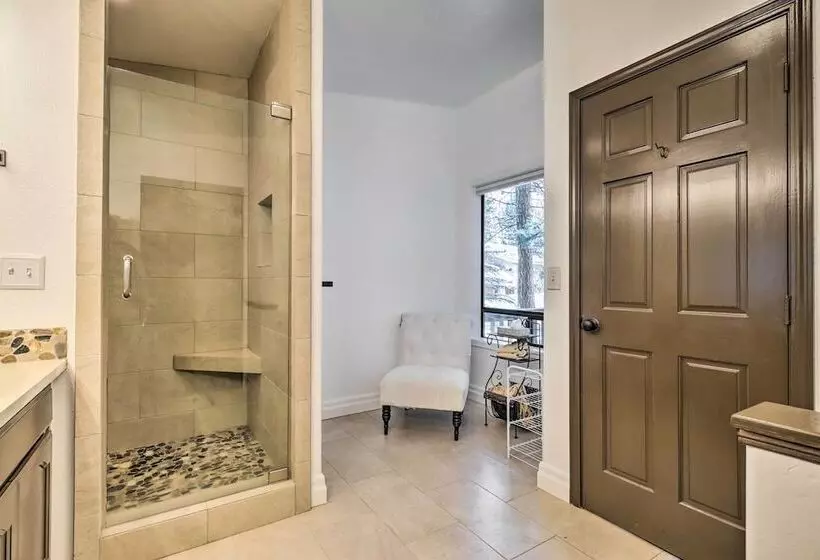 Pet Friendly Stateline Home < 2 Mi To Lake Tahoe!