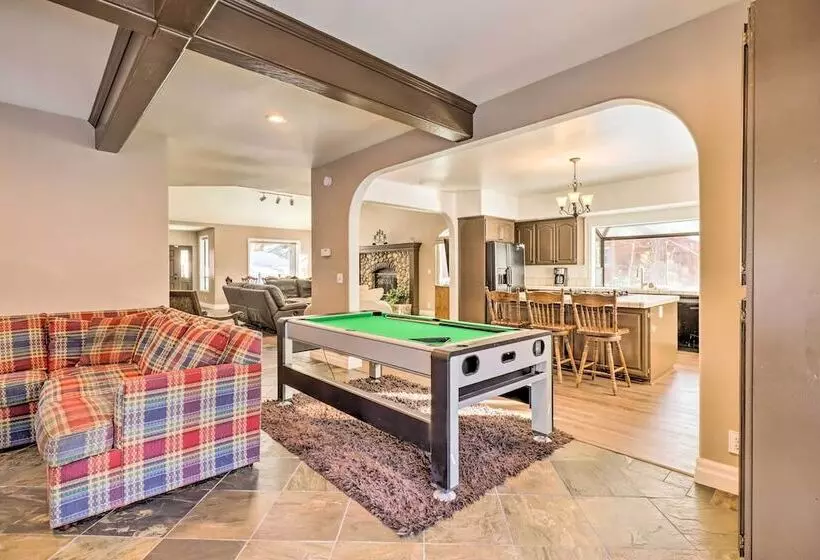 Pet Friendly Stateline Home < 2 Mi To Lake Tahoe!