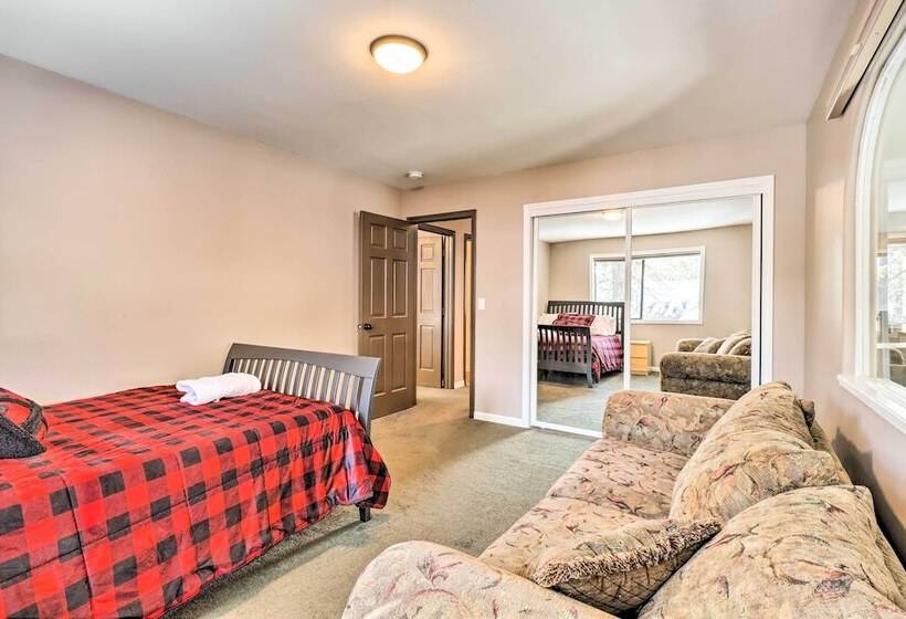 Pet Friendly Stateline Home < 2 Mi To Lake Tahoe!