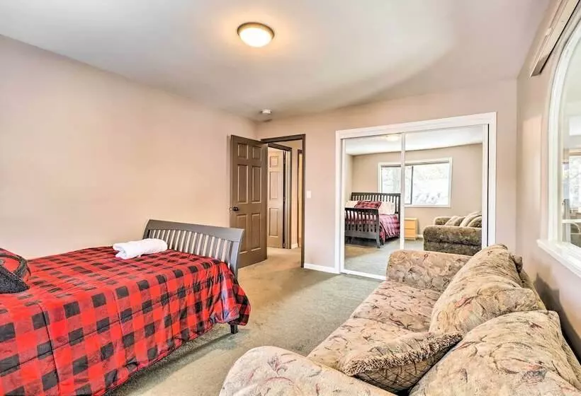 Pet Friendly Stateline Home < 2 Mi To Lake Tahoe!