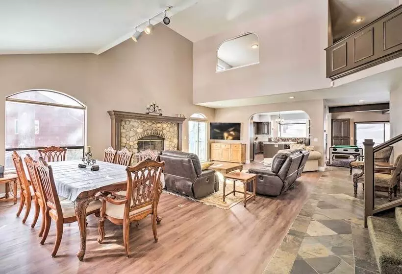 Pet Friendly Stateline Home < 2 Mi To Lake Tahoe!