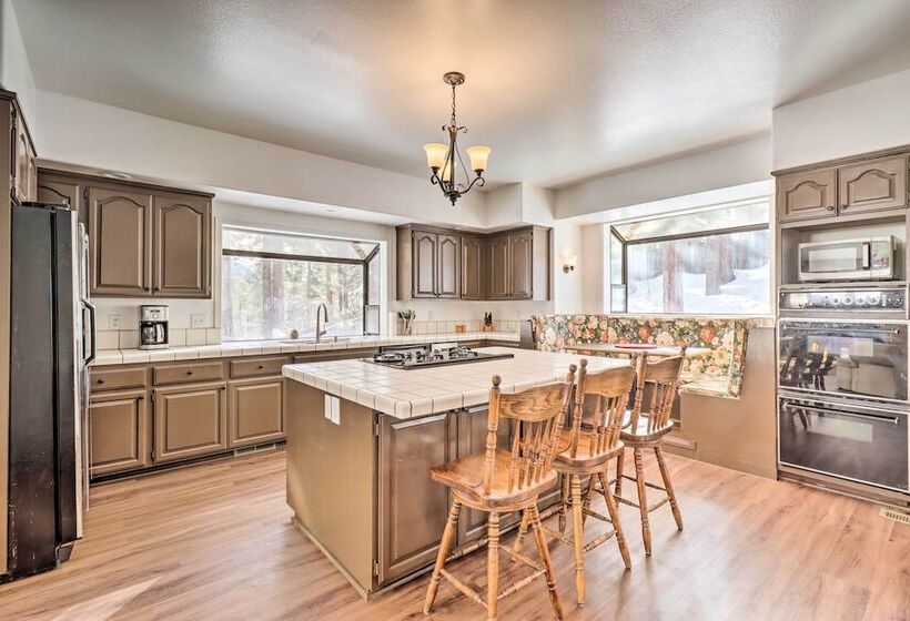 Pet Friendly Stateline Home < 2 Mi To Lake Tahoe!