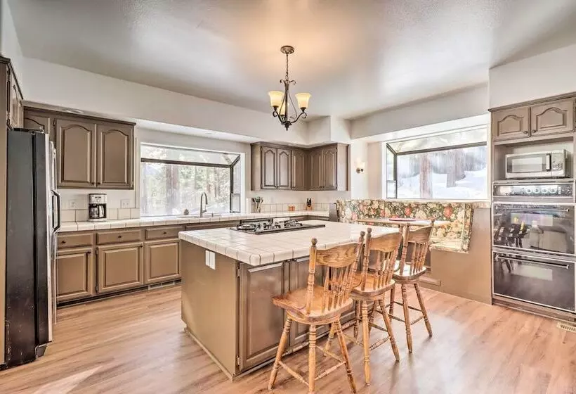 Pet Friendly Stateline Home < 2 Mi To Lake Tahoe!