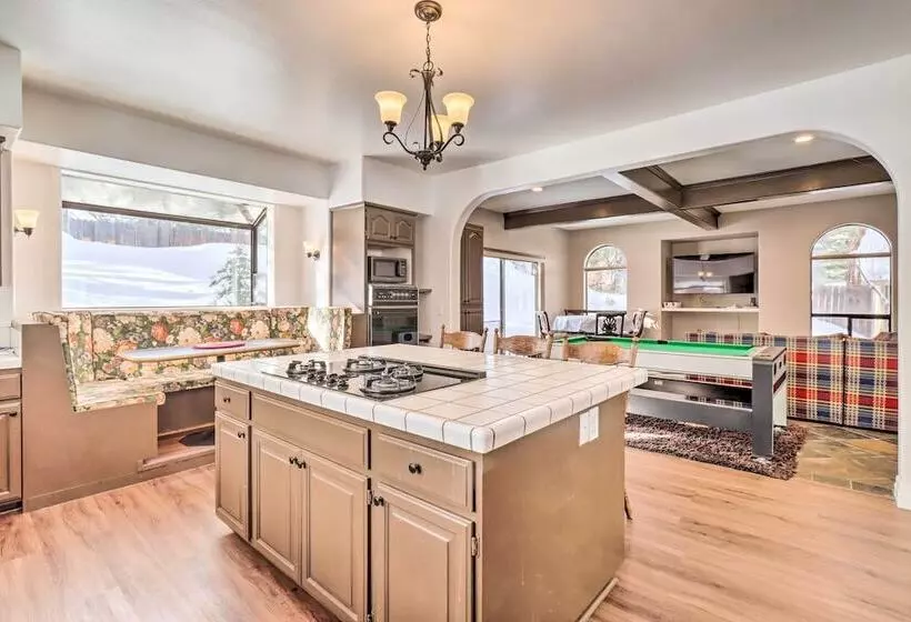 Pet Friendly Stateline Home < 2 Mi To Lake Tahoe!