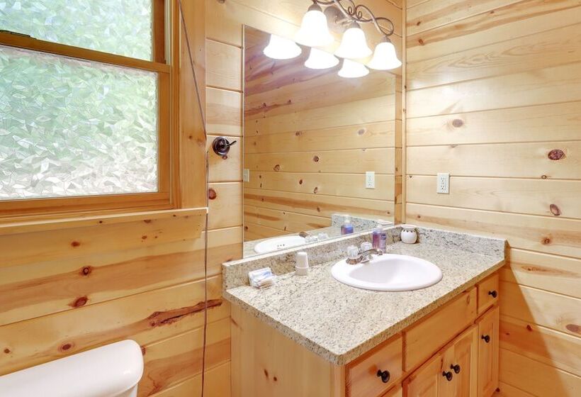 Private Ellijay Cabin W/ Hot Tub & Amenities!