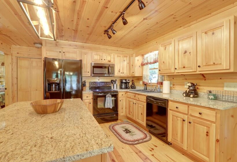 Private Ellijay Cabin W/ Hot Tub & Amenities!