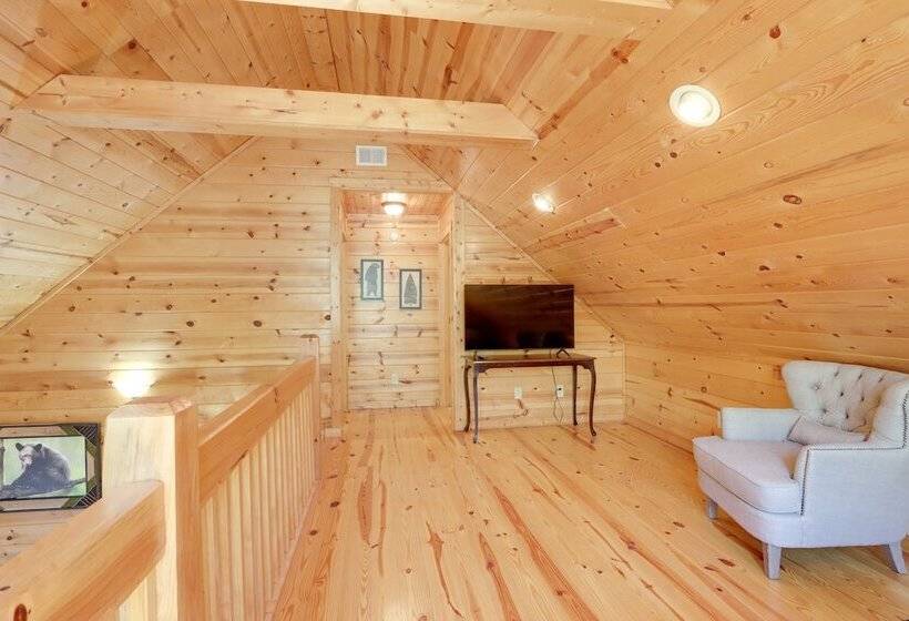 Private Ellijay Cabin W/ Hot Tub & Amenities!