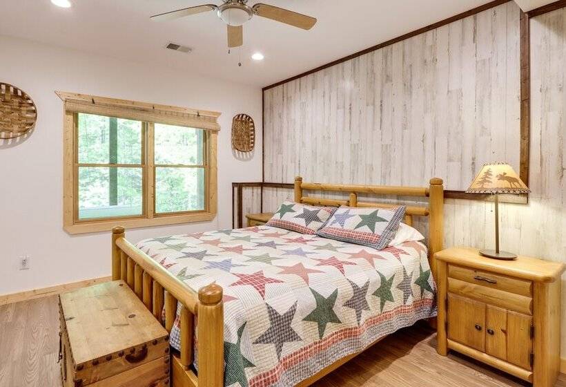 Private Ellijay Cabin W/ Hot Tub & Amenities!