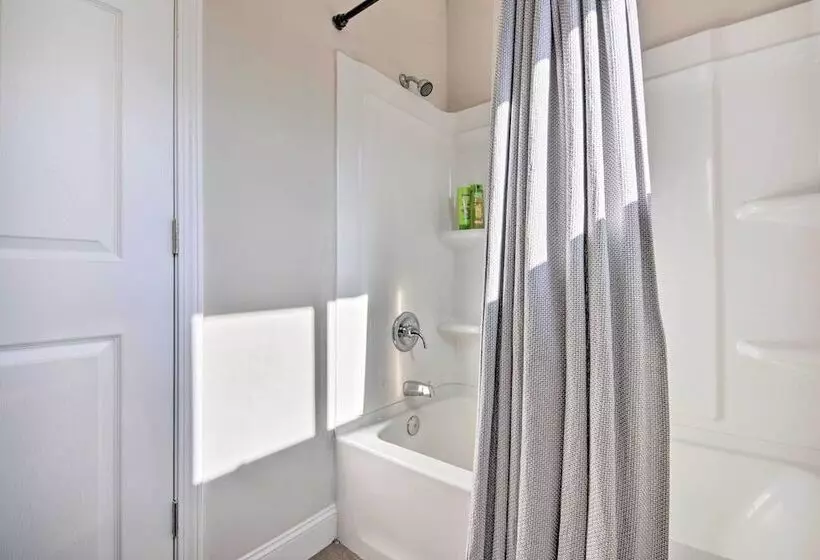 Sleek + Sunny Decatur Home Near Dtwn Atlanta!