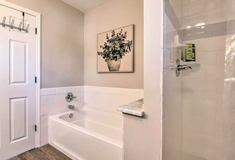 Sleek + Sunny Decatur Home Near Dtwn Atlanta!