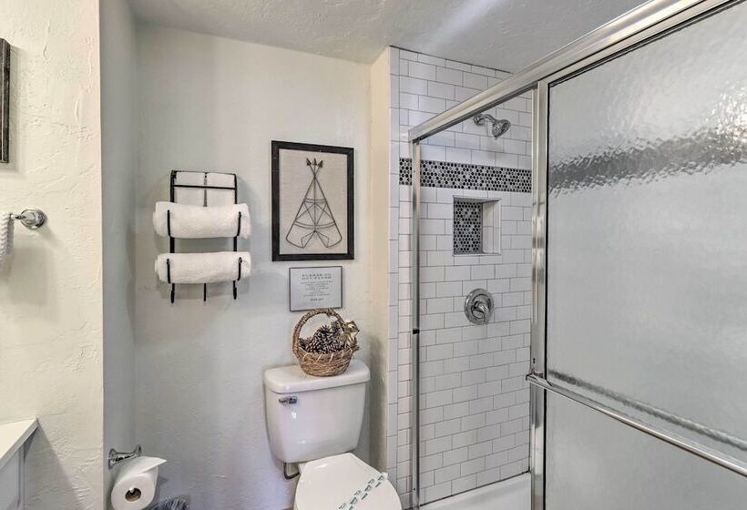 Spacious Ellijay Resort Home W/ Hot Tub!