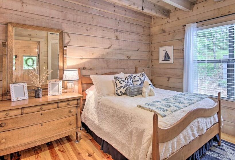 Treetop Hideout W/ Long Range Mountain Views!