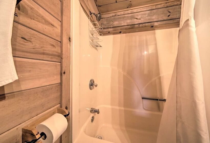 Treetop Hideout W/ Long Range Mountain Views!