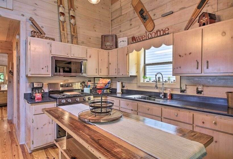 Treetop Hideout W/ Long Range Mountain Views!