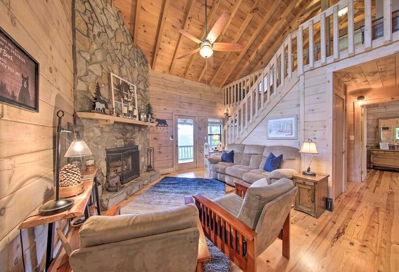 Treetop Hideout W/ Long Range Mountain Views!