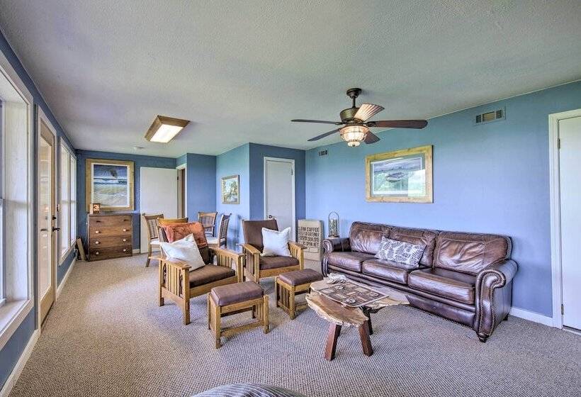 Treetop Hideout W/ Long Range Mountain Views!