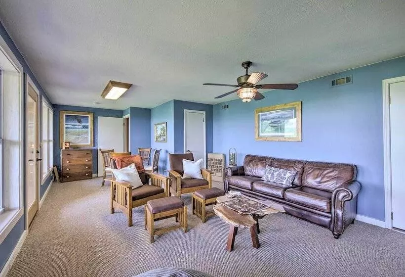 Treetop Hideout W/ Long Range Mountain Views!