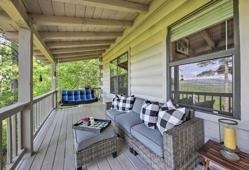Treetop Hideout W/ Long Range Mountain Views!