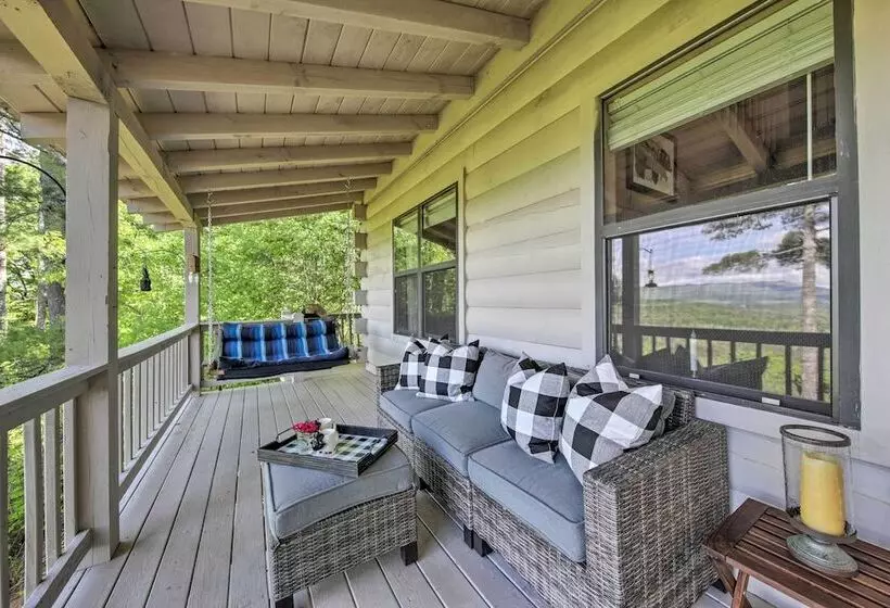 Treetop Hideout W/ Long Range Mountain Views!