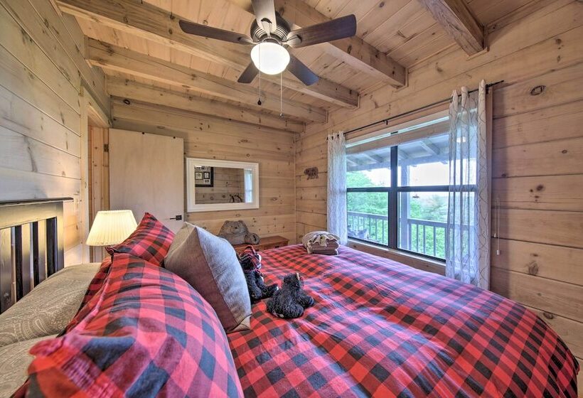 Treetop Hideout W/ Long Range Mountain Views!