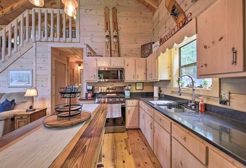 Treetop Hideout W/ Long Range Mountain Views!