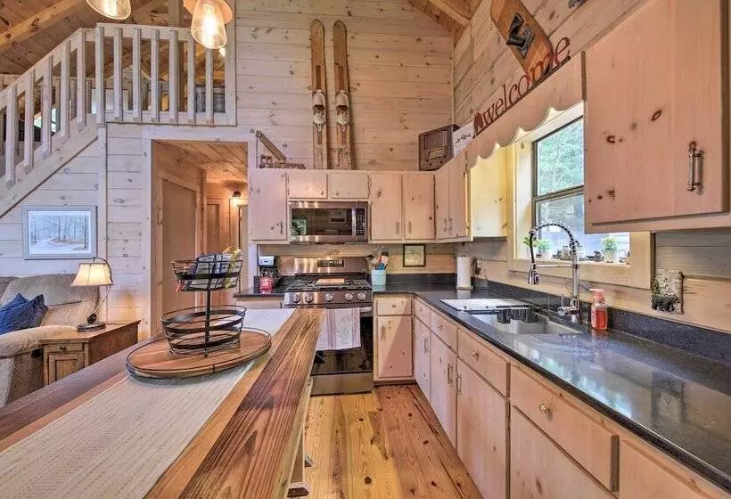 Treetop Hideout W/ Long Range Mountain Views!