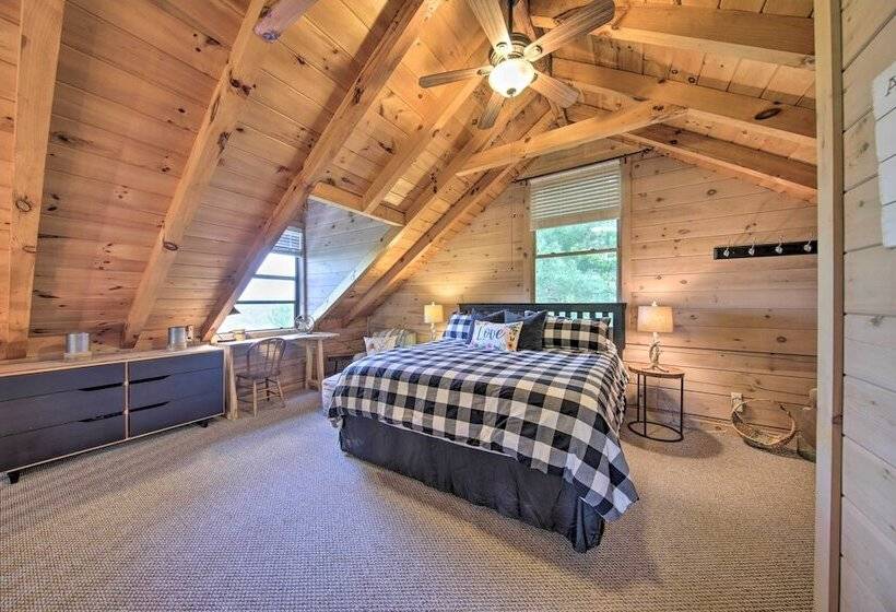 Treetop Hideout W/ Long Range Mountain Views!