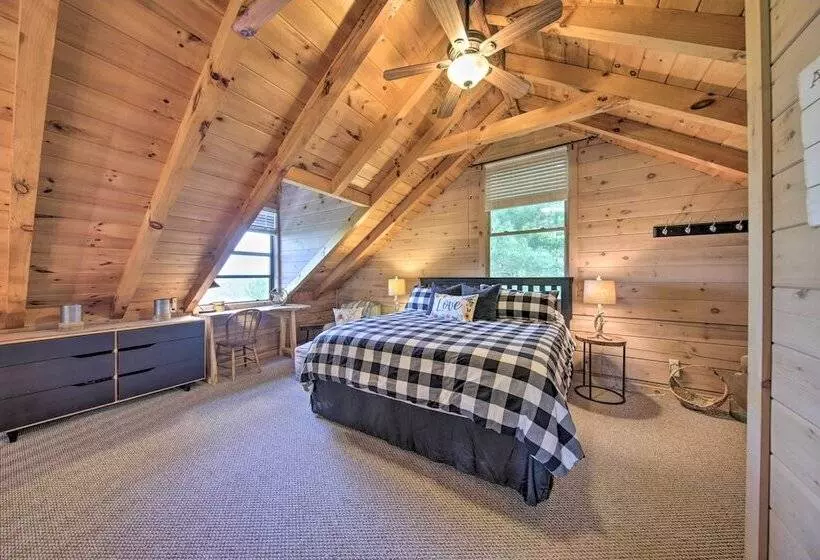 Treetop Hideout W/ Long Range Mountain Views!