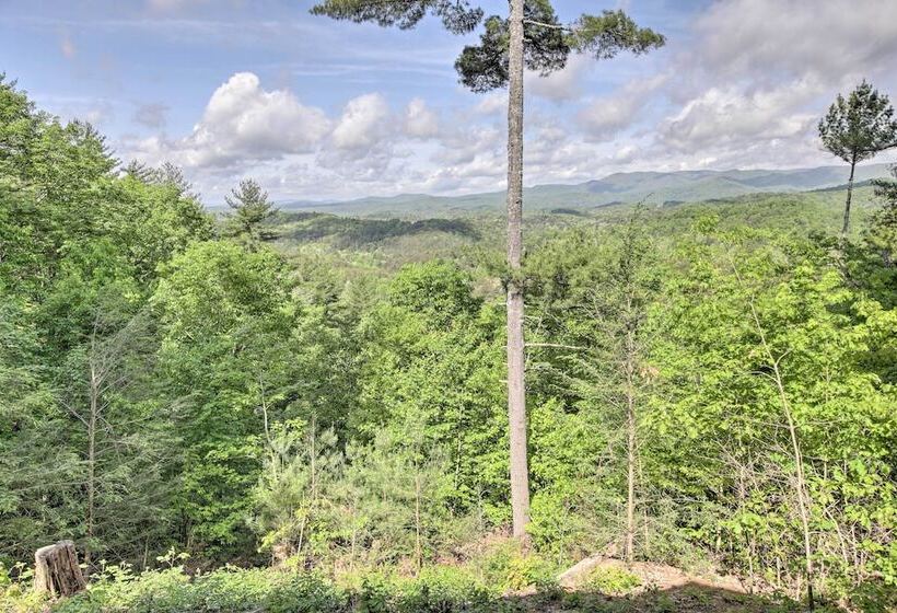 Treetop Hideout W/ Long Range Mountain Views!