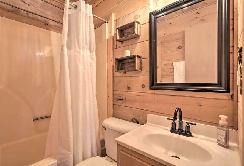 Treetop Hideout W/ Long Range Mountain Views!