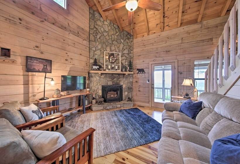 Treetop Hideout W/ Long Range Mountain Views!