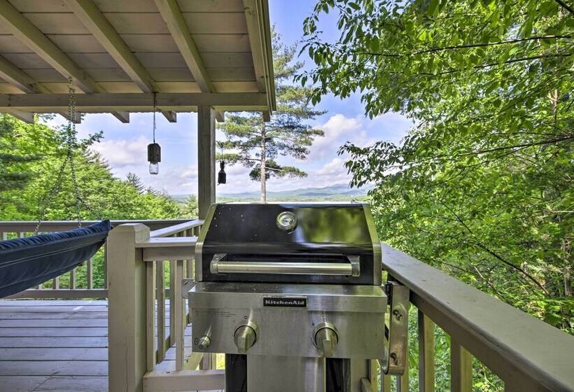 Treetop Hideout W/ Long Range Mountain Views!