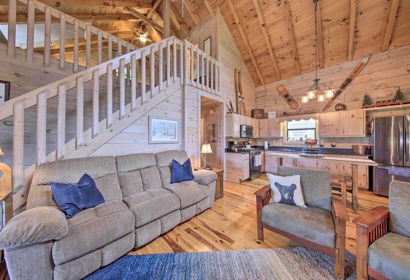 Treetop Hideout W/ Long Range Mountain Views!