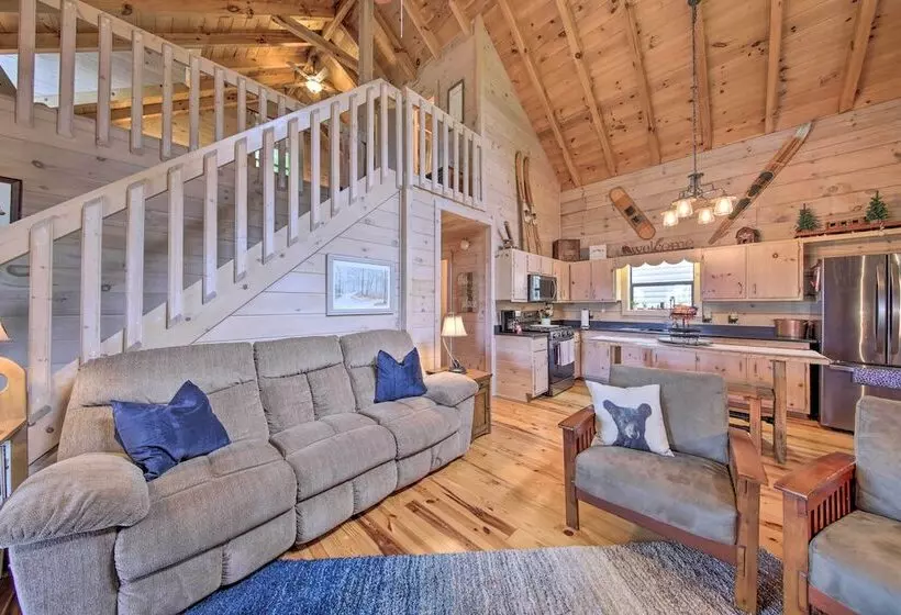Treetop Hideout W/ Long Range Mountain Views!
