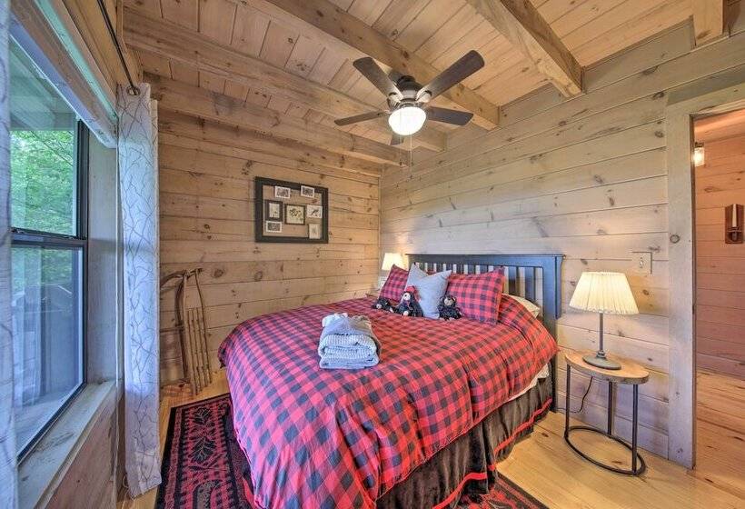 Treetop Hideout W/ Long Range Mountain Views!