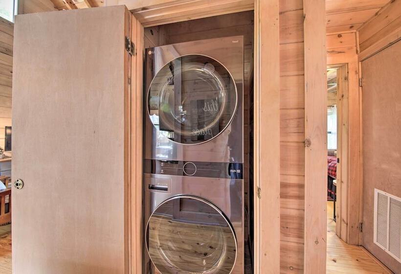 Treetop Hideout W/ Long Range Mountain Views!