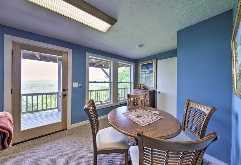 Treetop Hideout W/ Long Range Mountain Views!