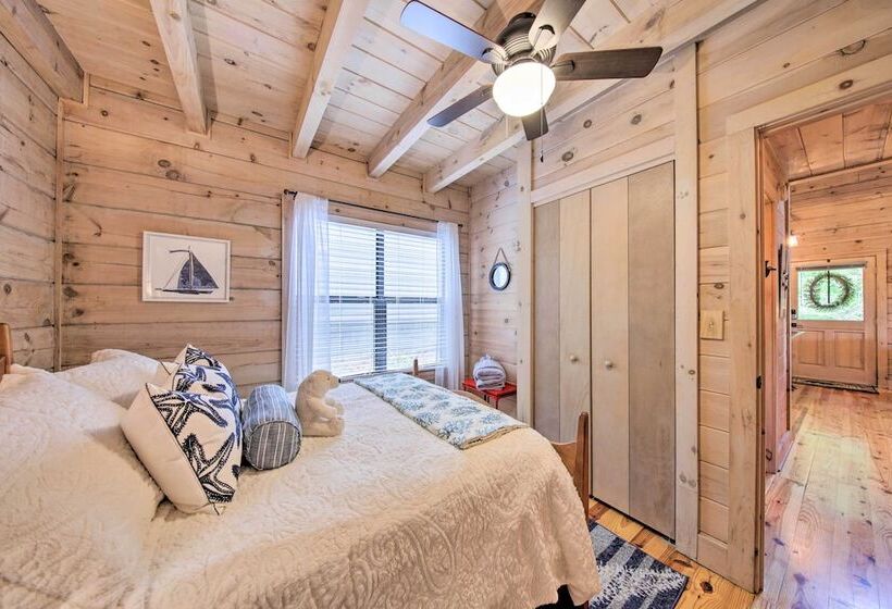 Treetop Hideout W/ Long Range Mountain Views!