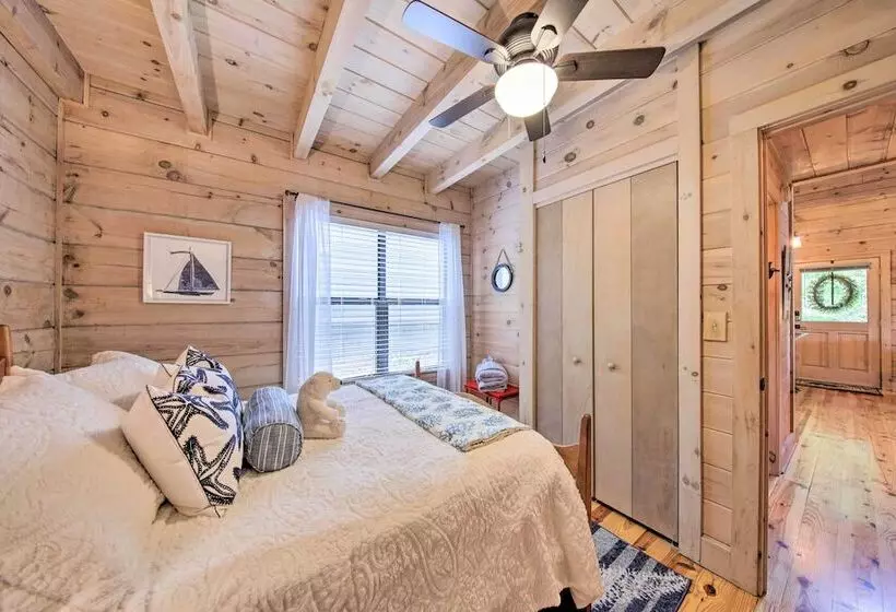 Treetop Hideout W/ Long Range Mountain Views!