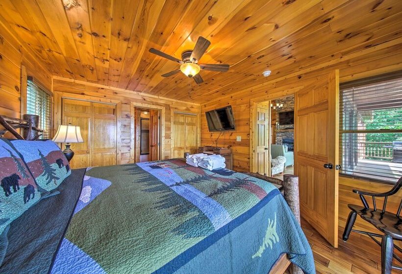 Unique Mineral Bluff Home With Mountain Views!