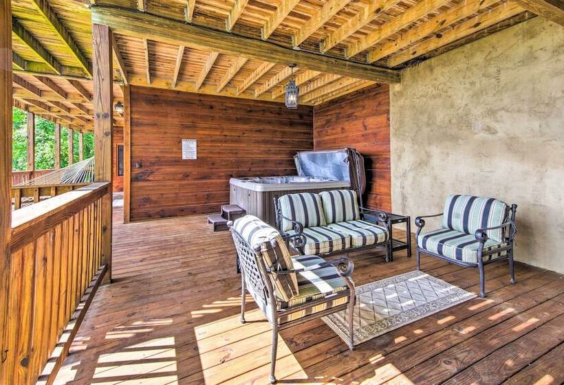 Unique Mineral Bluff Home With Mountain Views!