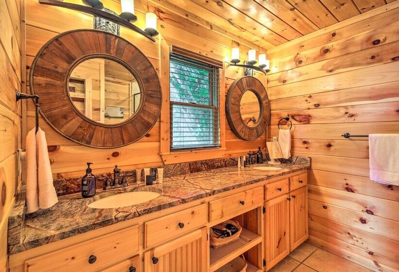 Unique Mineral Bluff Home With Mountain Views!