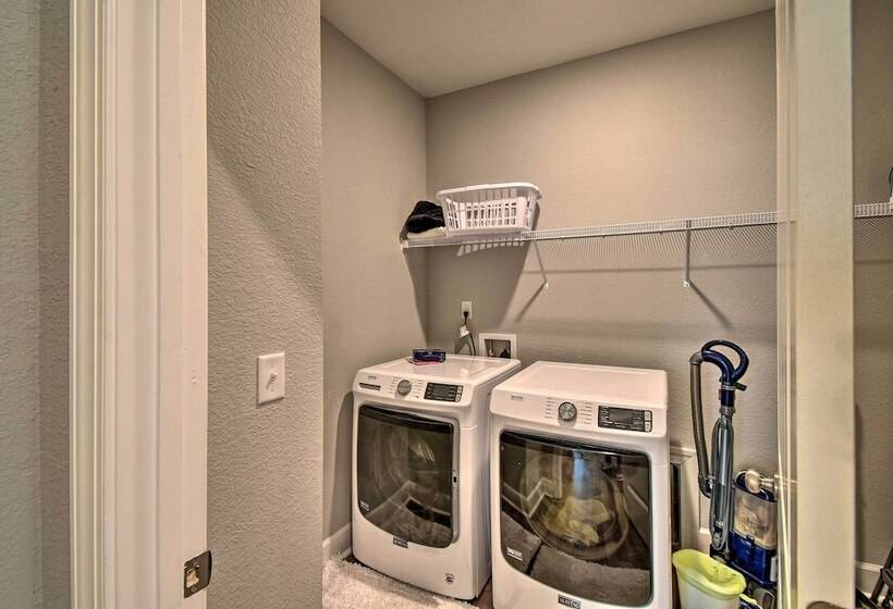 Norfolk Getaway W/ Yard, Bicycles, & Kayaks!