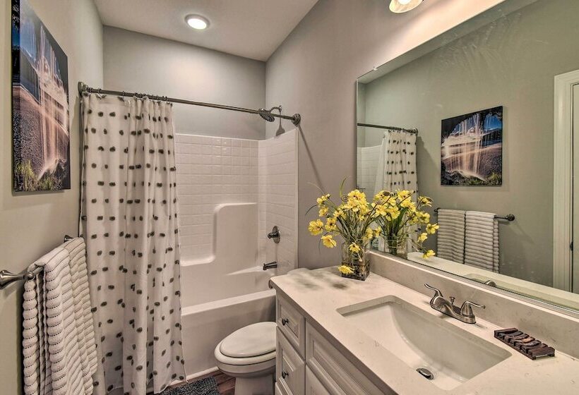 Norfolk Getaway W/ Yard, Bicycles, & Kayaks!