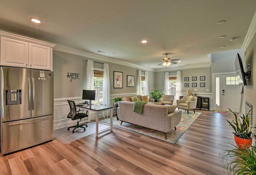 Norfolk Getaway W/ Yard, Bicycles, & Kayaks!