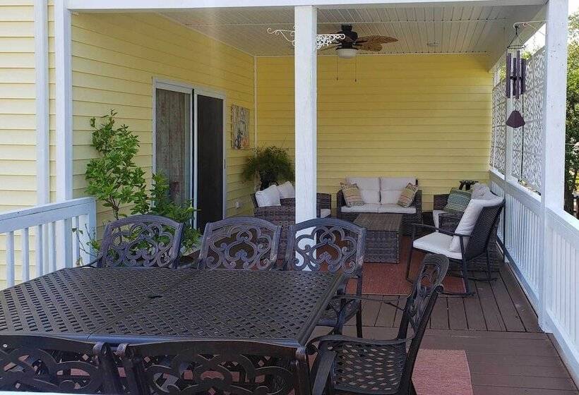 Norfolk Getaway W/ Yard, Bicycles, & Kayaks!